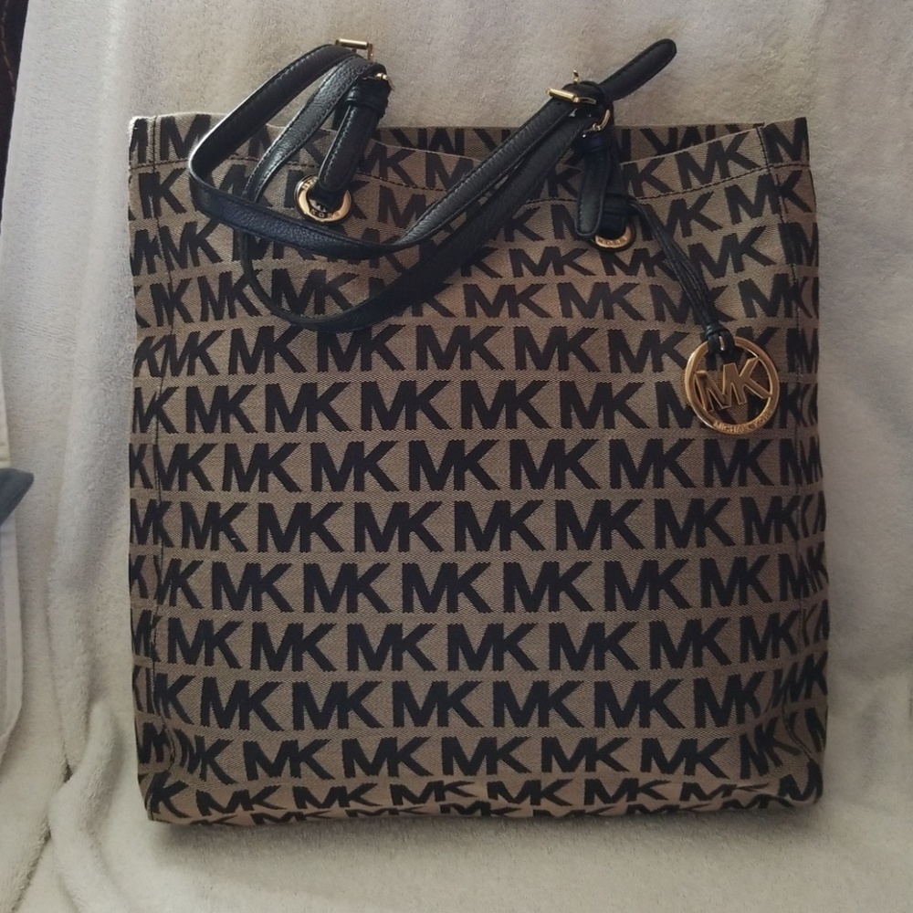 Dooney and bourke handbag